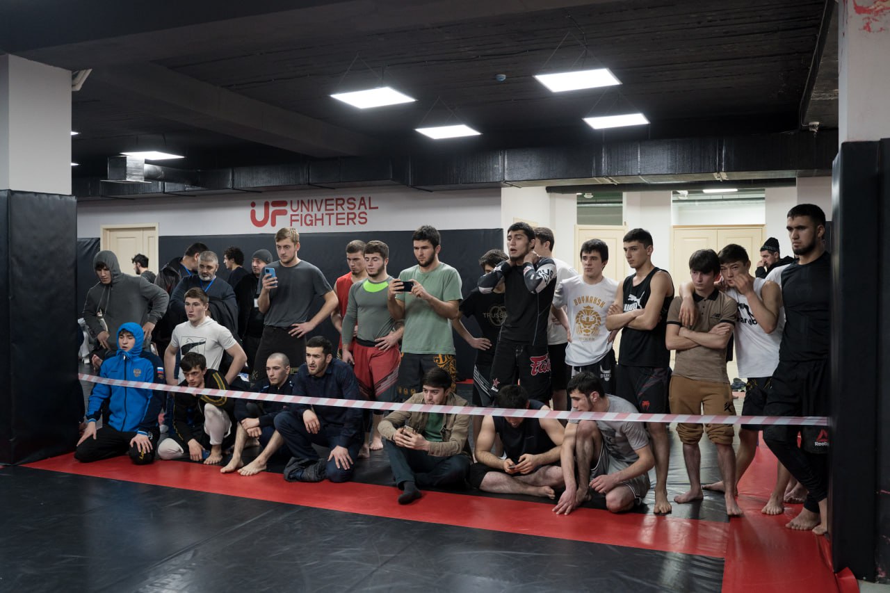 В поддержку участников СВО в Махачкале прошел турнир по грепплингу среди студентов медколледжа имени Башларова.